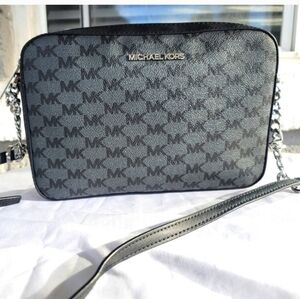 Michael Kors jet set bag